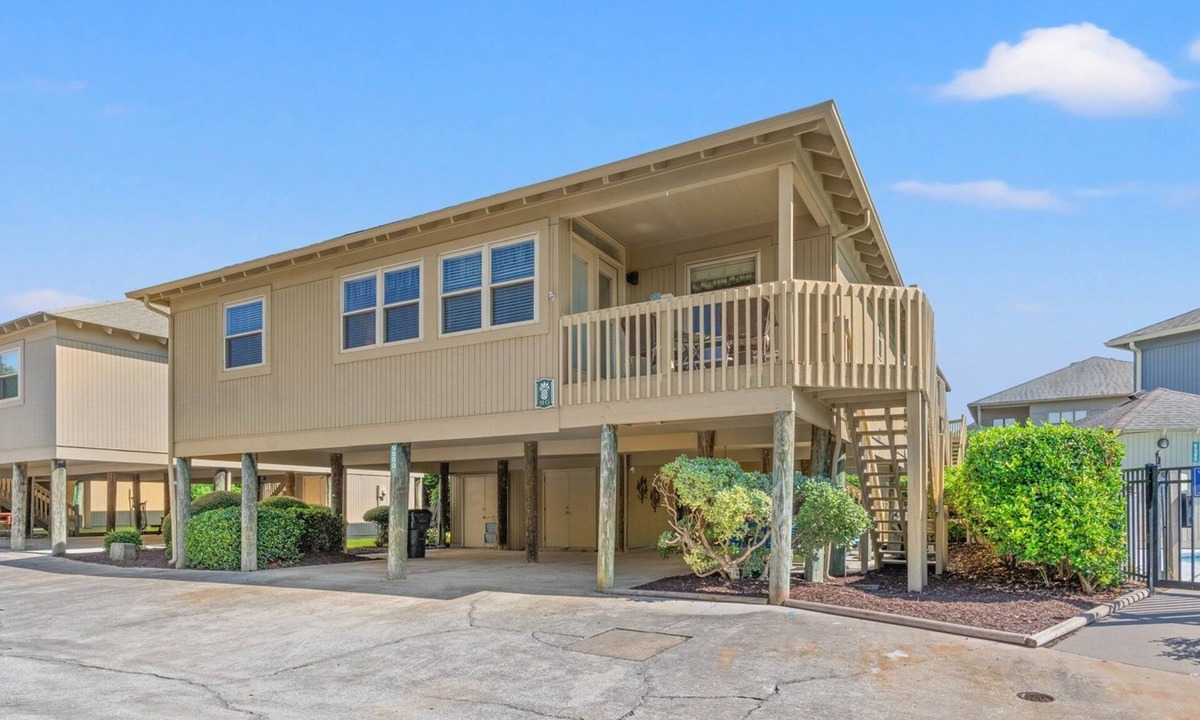Myrtle Beach House | Spacious and Secluded Cottage 59G in the Heart of Myrtle Beach's Shore Drive