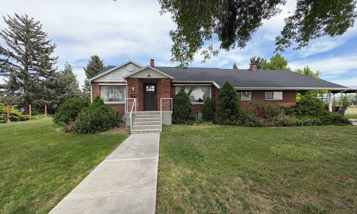 Elwood House | Spacious and secluded 5-bedroom farmhouse with AC, WiFi in charming Tremonton
