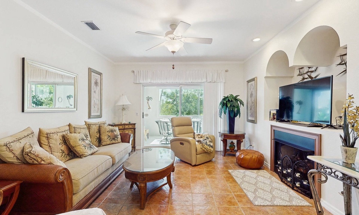 Burnt Store Marina Condo | Spacious and snowbird friendly home with W/D, close to beaches, parks and harbor