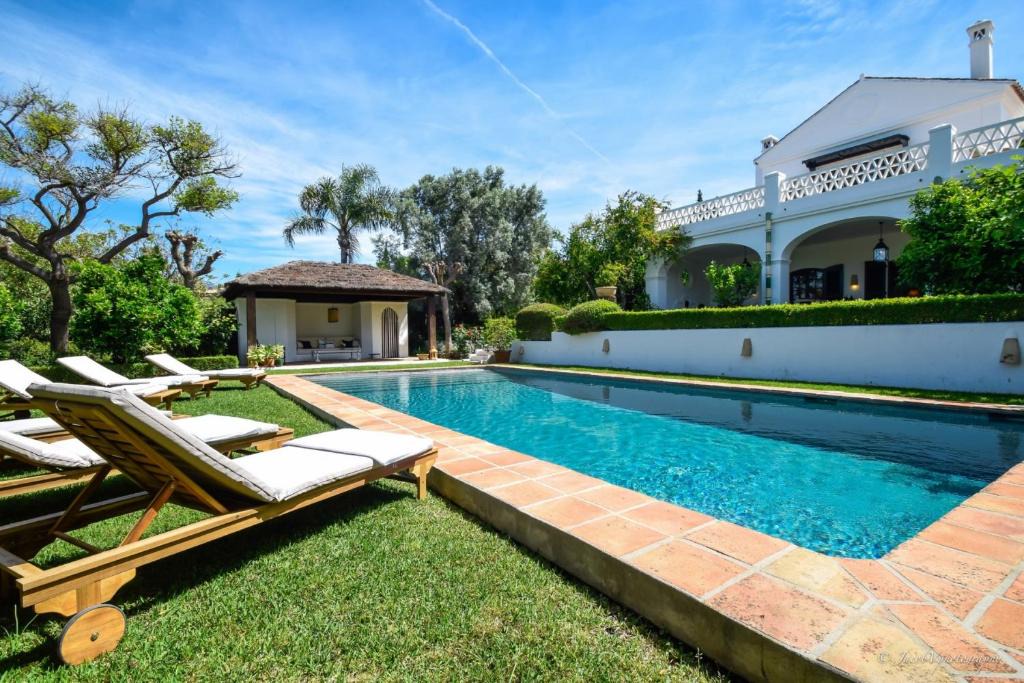 Urbanizacion el Rosario Villa | Spacious Andalusian-inspired Villa with Scenic Views