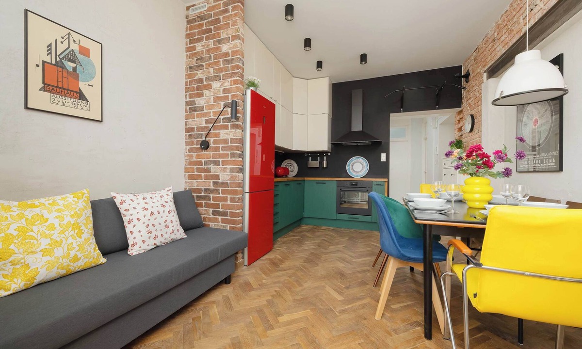 Saska Kepa Apartment | Spacious Apartment | 2 Bedrooms | Balcony and Workspace