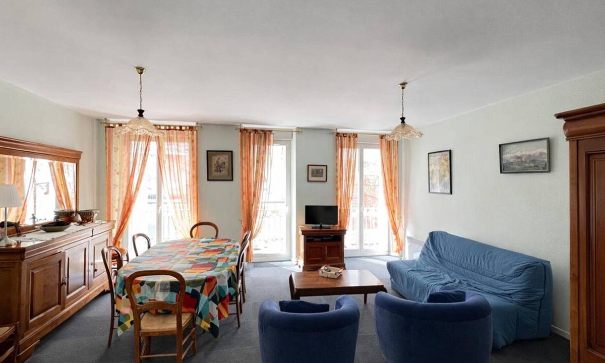 Cauterets Apartment | Spacious apartment for 8, Cauterets city center, balcony