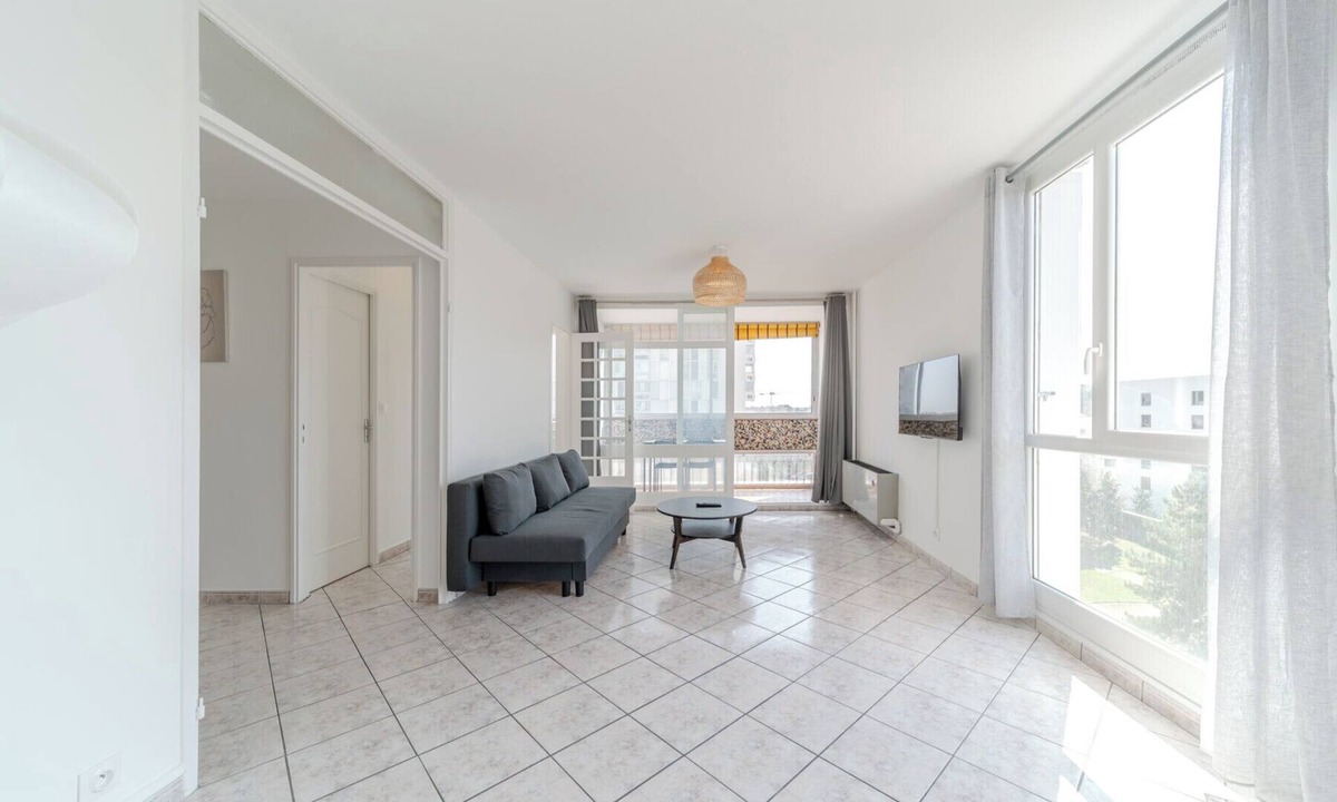 Bron Apartment | Spacious Apartment for 8 People - Bron Grand Clement