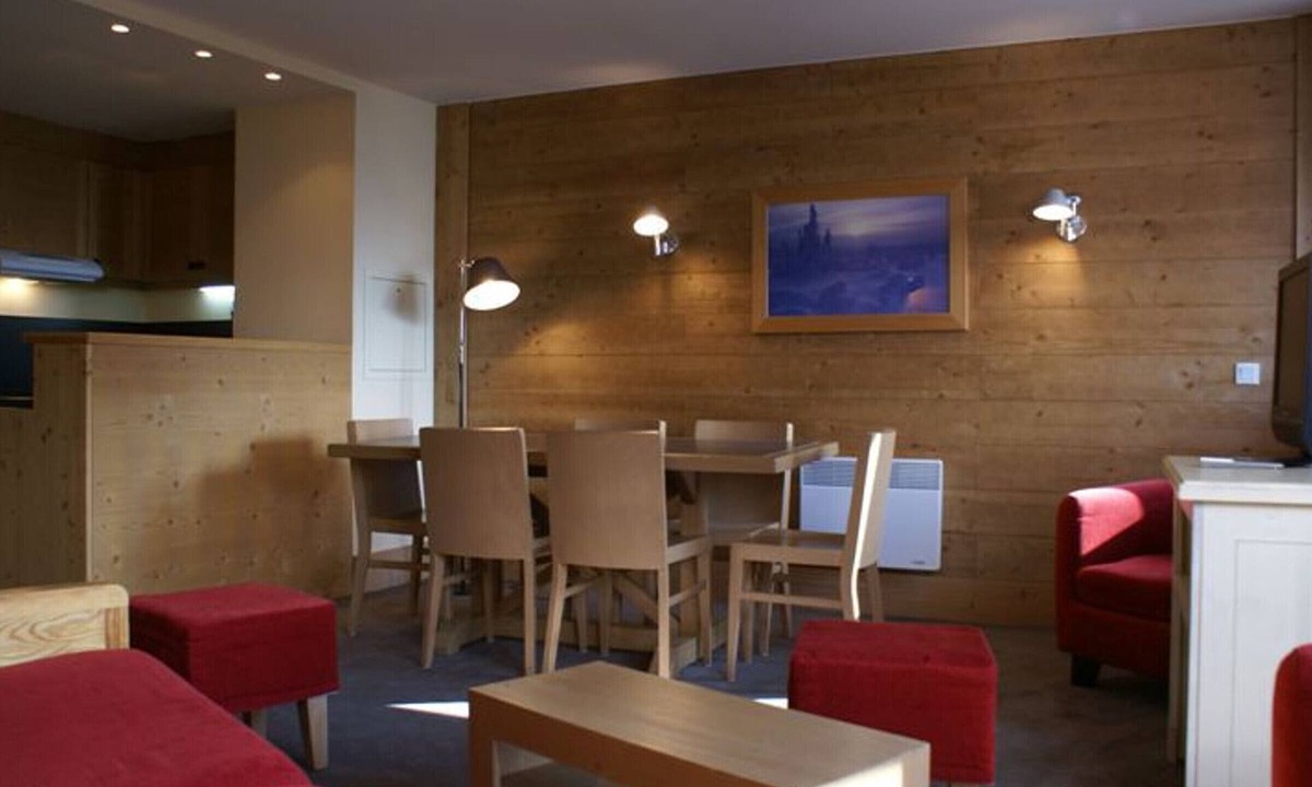 Avoriaz Apartment | Spacious apartment for 8 with balconies and lift access