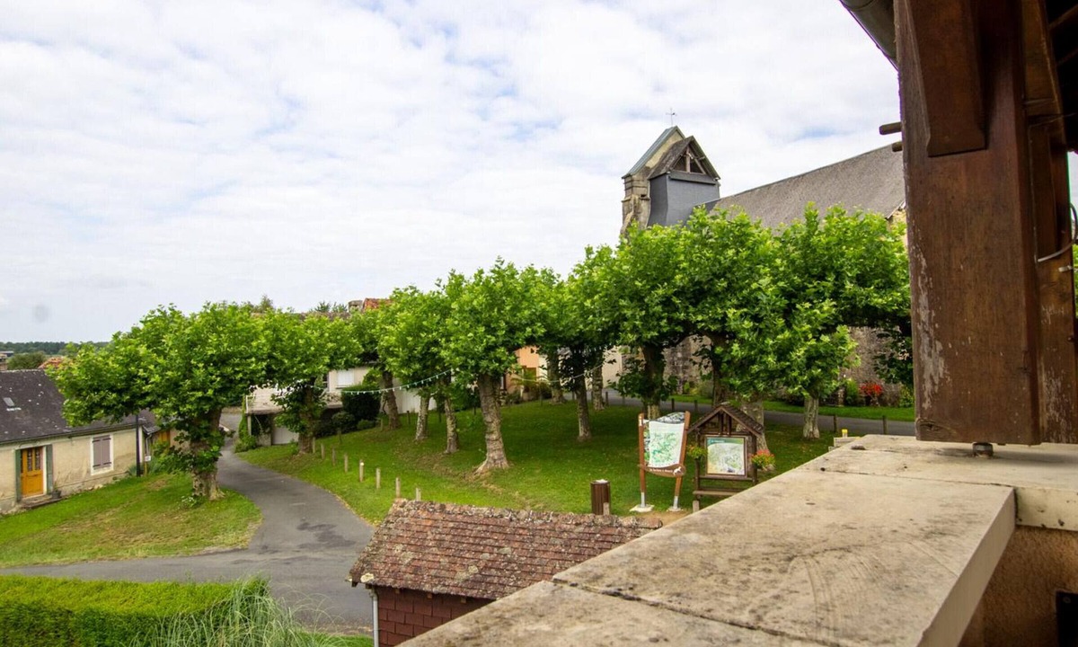 Saint-Mesmin Apartment | Spacious Apartment in Périgord - 2 Bedrooms, Terrace, Parking
