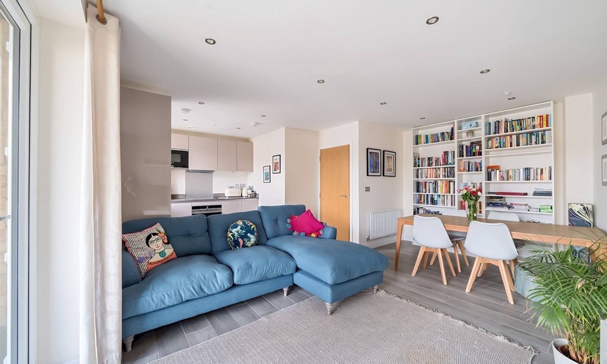 Runnymede Apartment | Spacious Apartment in Addlestone with Free Parking- Pass the Keys