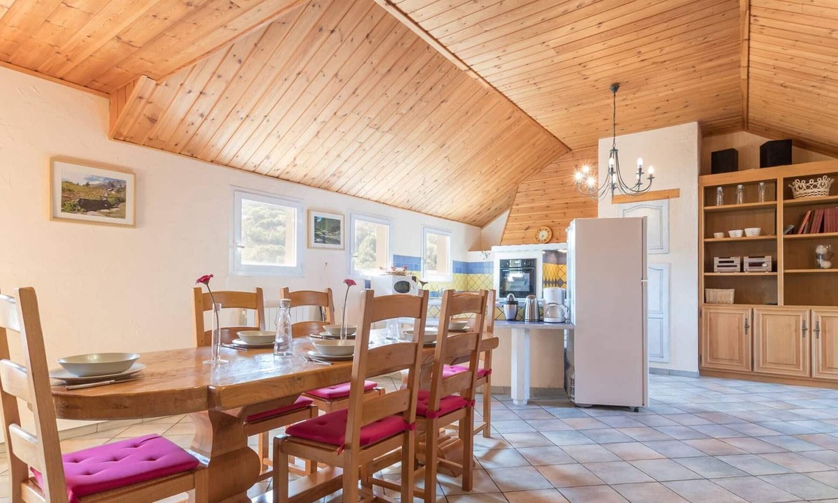Briancon Apartment | Spacious apartment in Briançon with private garage