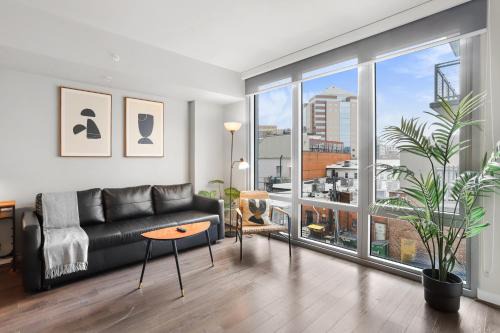 Clarendon Apartment | Spacious Apartment in Prime Location Near Metro