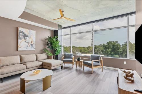 South Eola Apartment | Spacious Apartment Masterfully Decorated