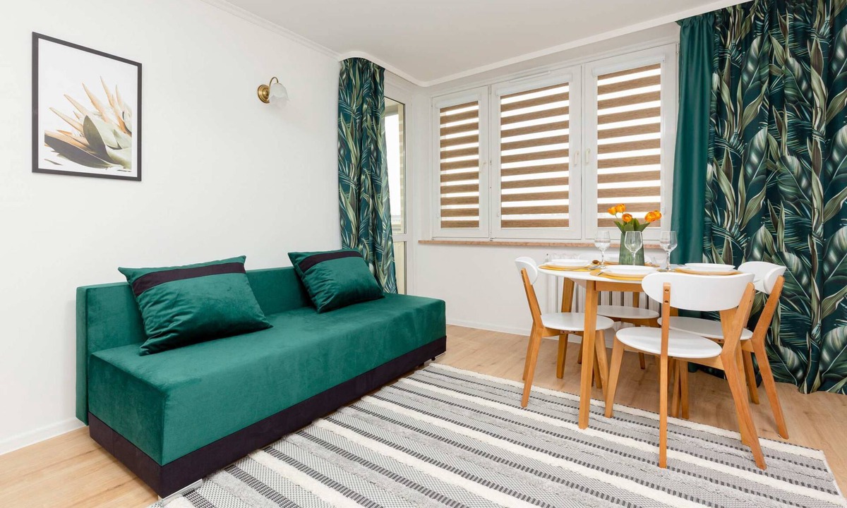Saska Kepa Apartment | Spacious Apartment with Balcony | Close to the National Stadium