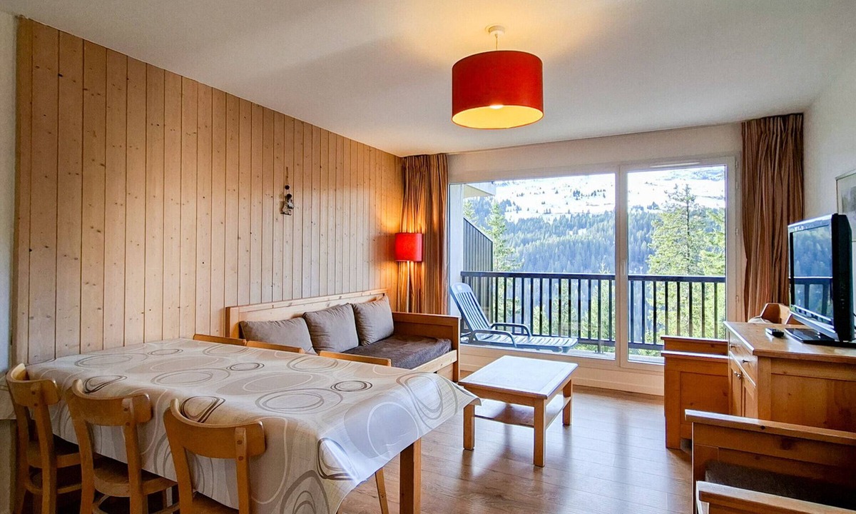 Flaine Apartment | Spacious apartment with balcony, pets allowed, central location and parking option