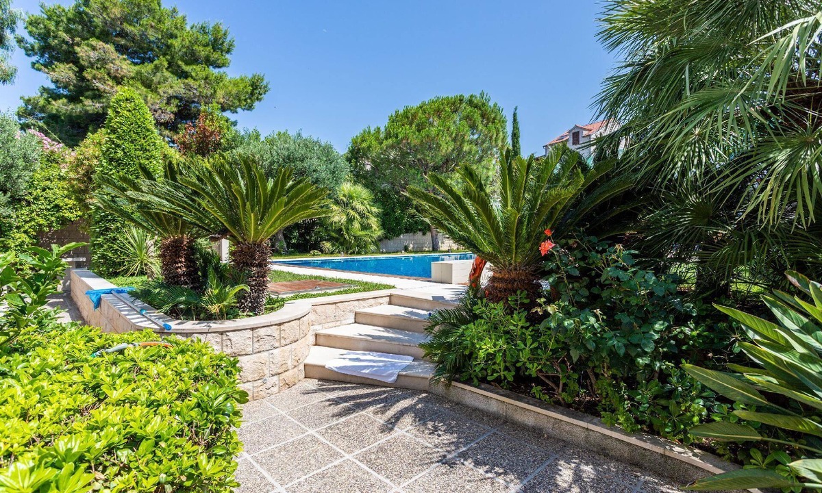 Splitska Apartment | Spacious apartment with a private sunny balcony