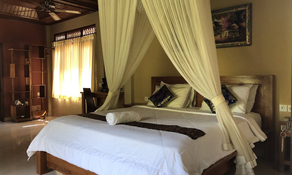 Singakerta House | Spacious apartment with king and single bed size and air-conditioning.