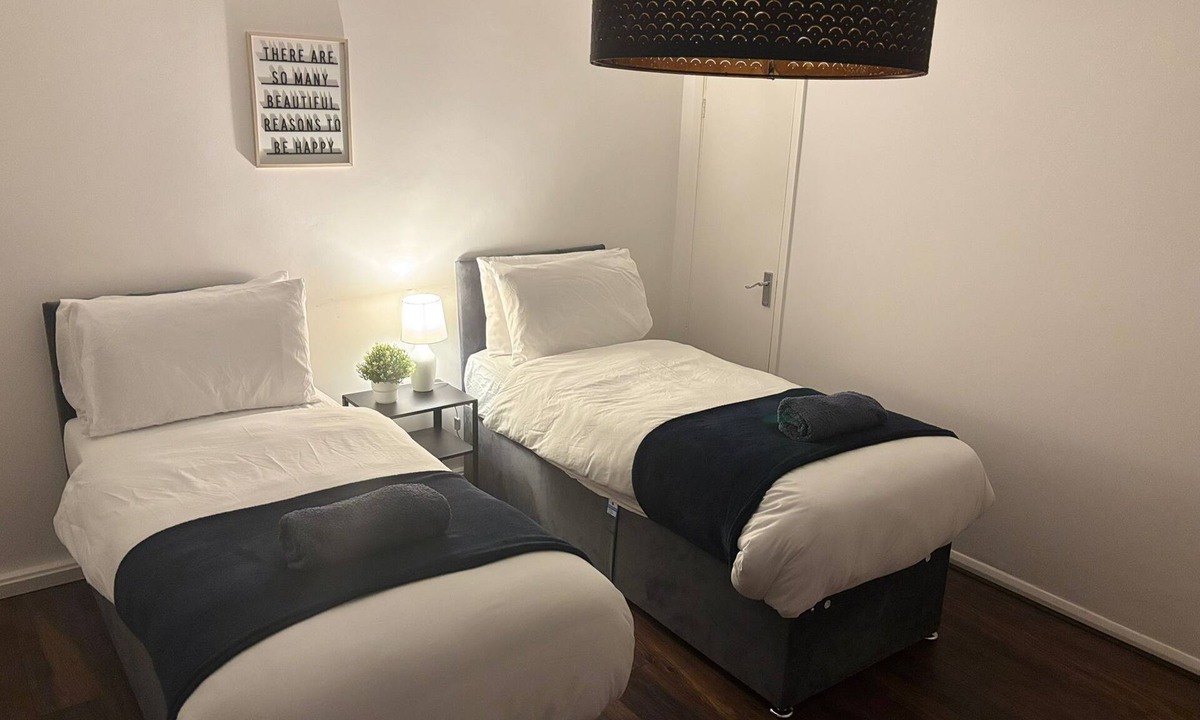 Edgbaston Apartment | Spacious appt|4 beds|sleeps 5| Free parking| close to city| Netflix