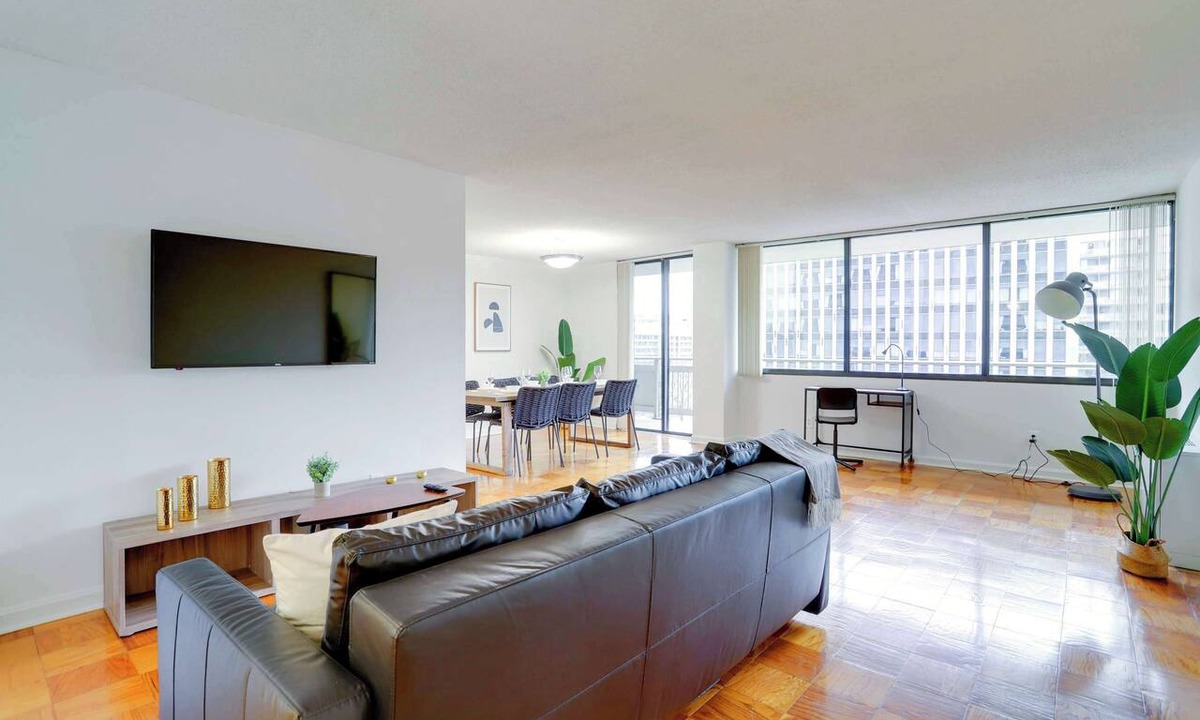 Crystal City Apartment | Spacious Apt W Great Spaces & Facilities