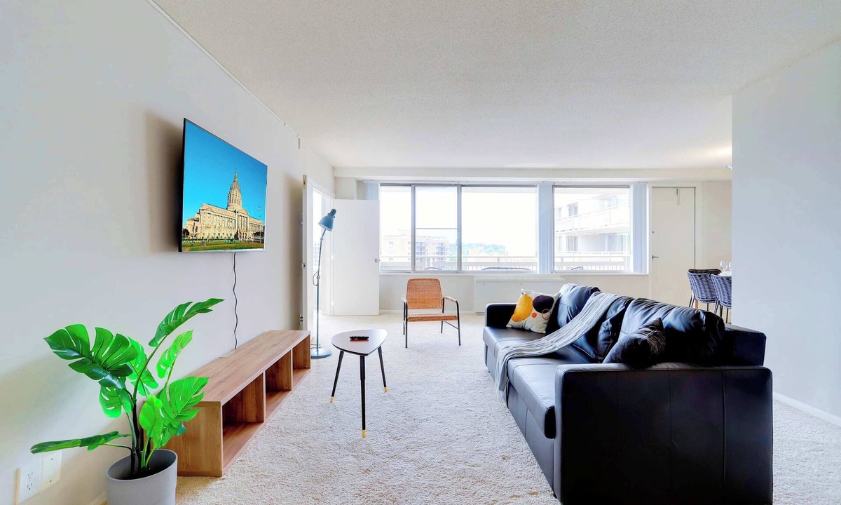 Crystal City Apartment | Spacious Apt with Pool & Gym in Arlington