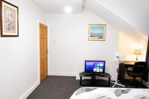 Birmingham House | Spacious Attic Double Room Near Birmingham City Centre