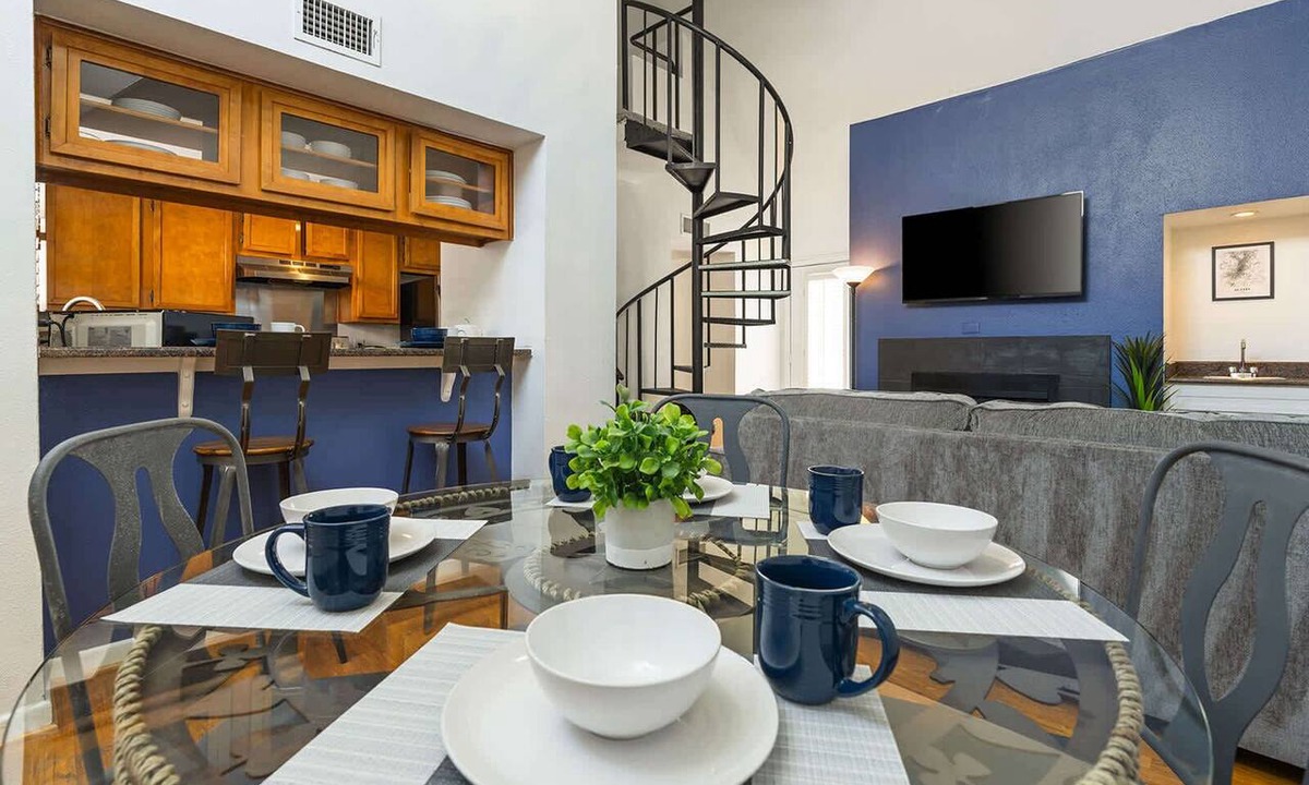 Waller Creek District Apartment | Spacious Austin Loft: 4BR, Sleeps 12, Central