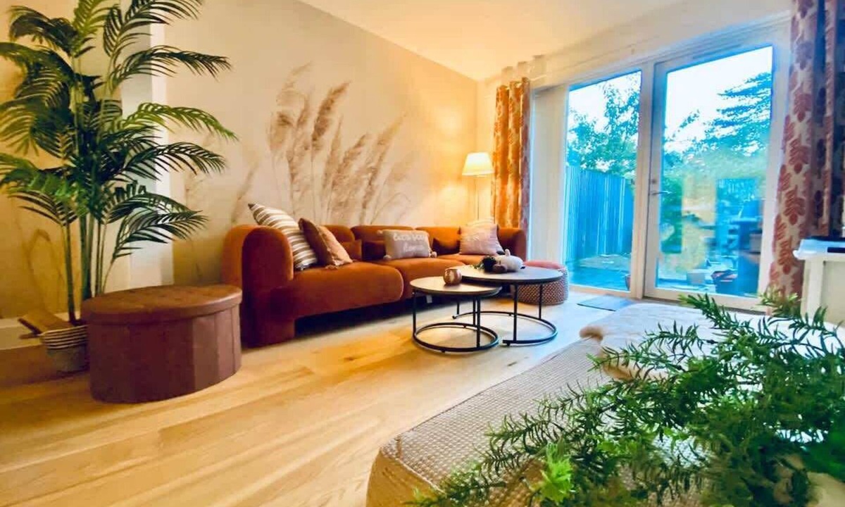 Trumpington House | Spacious Autumn House 62 Clay - 7 Guests & Parking