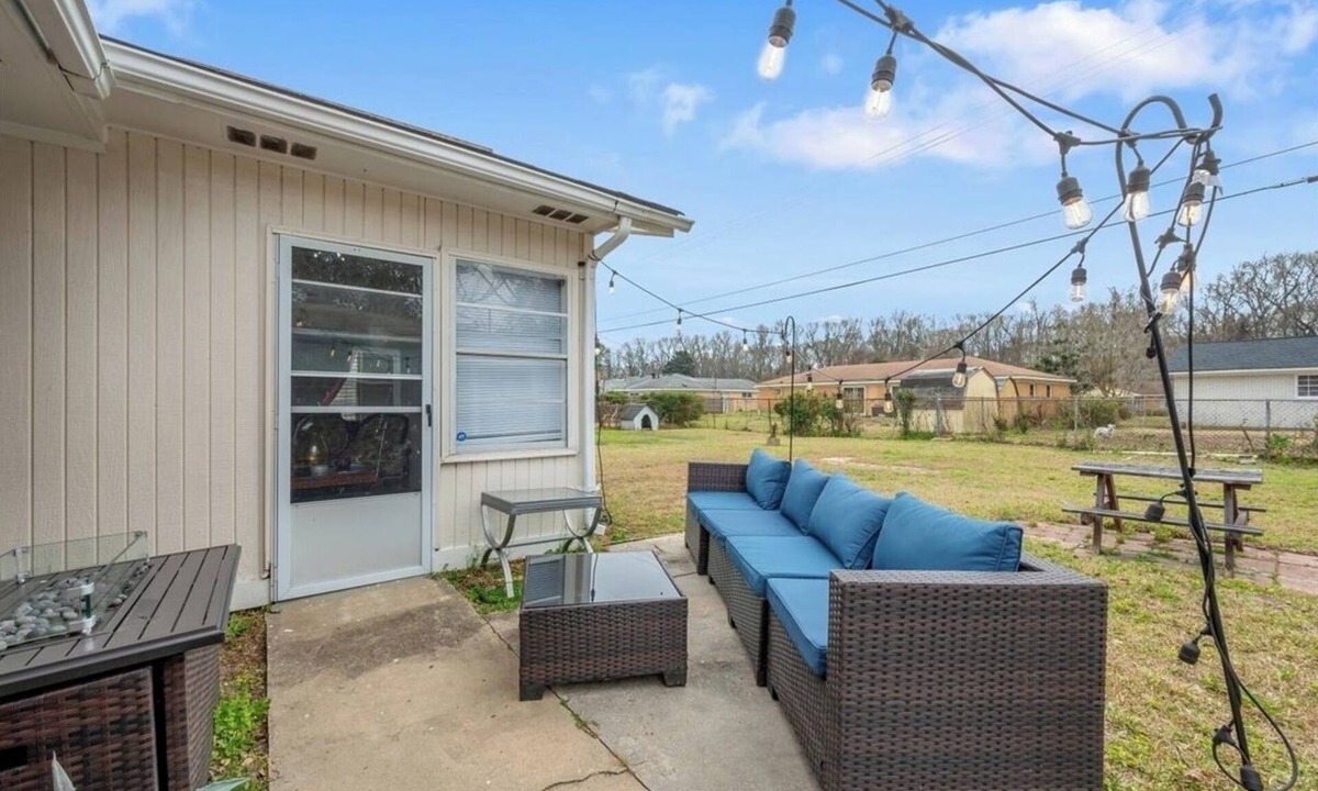 Cloverdale House | Spacious Backyard Alfresco Dining Pet Friendly