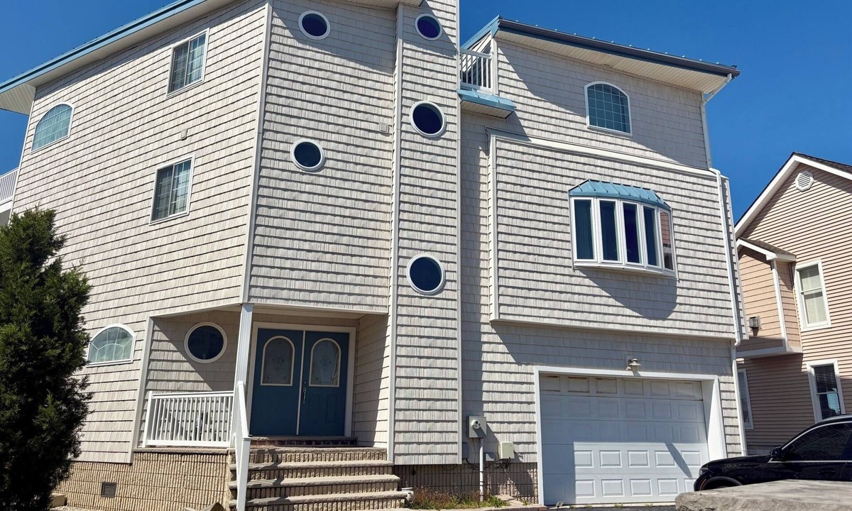 Cape May Court House House | Spacious bayfront home in Avalon Manor with spectacular 360 degree views of the wetlands and inlet from the roof top deck.