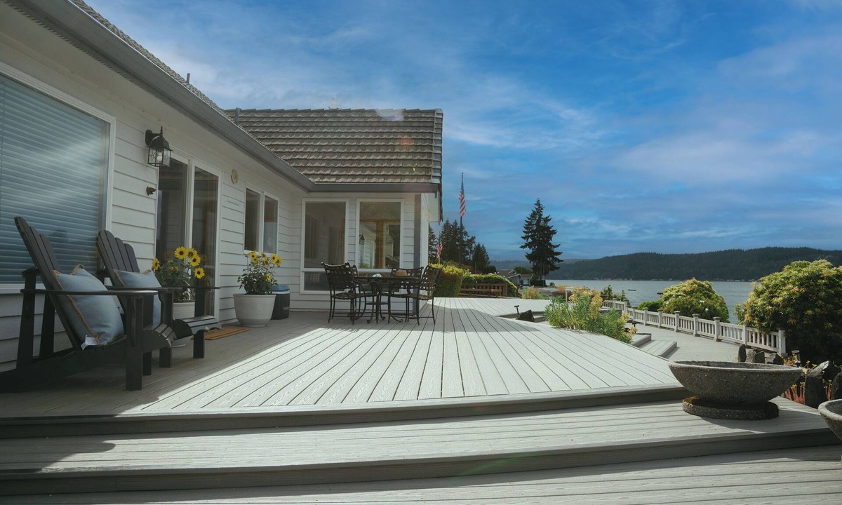 Belfair House | Spacious Beach Front Home on Hood Canal w/Kayaks!