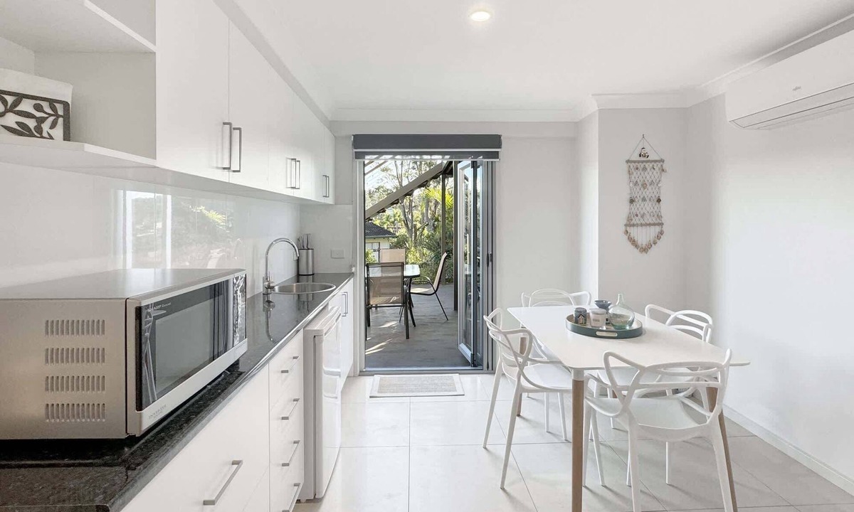 Surf Beach Apartment | Spacious Beach Studio With Alfresco Dining