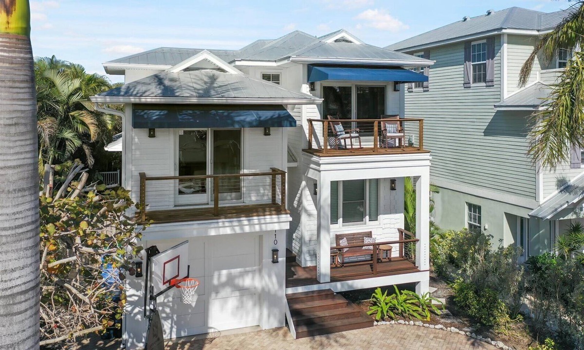 Holmes Beach House | Spacious Beachfront Home in Holmes Beach on Anna Maria Island! Swell Life