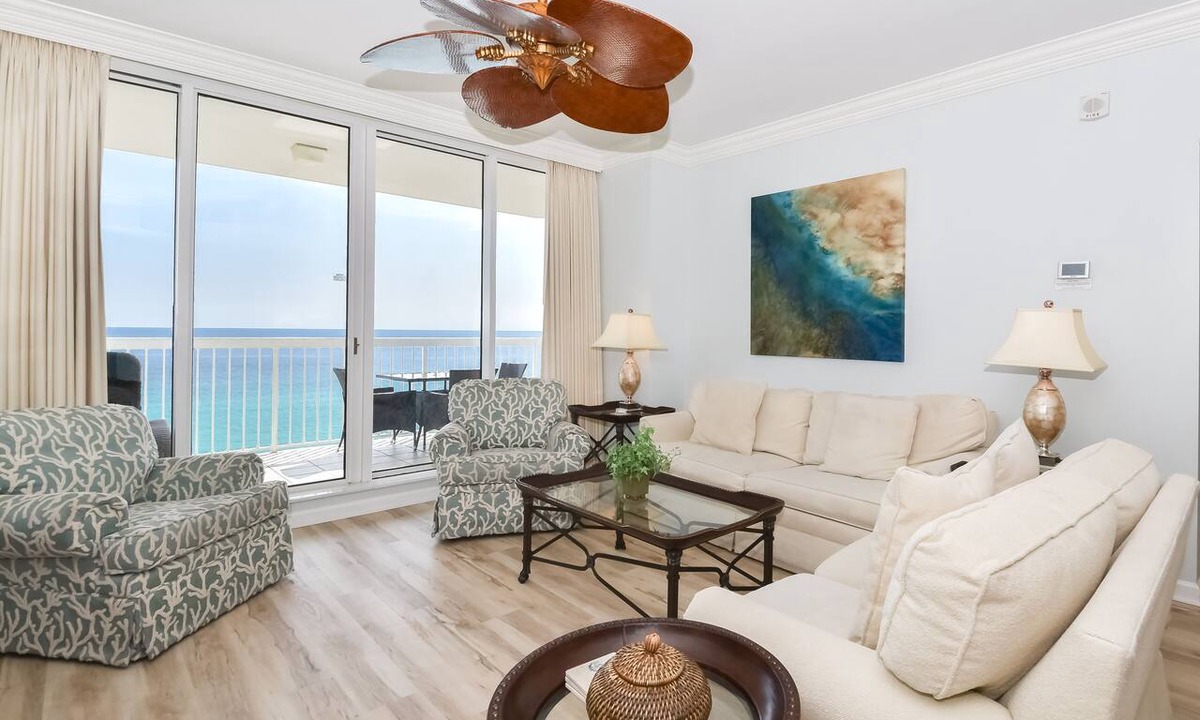 Destin Condo | Spacious beachfront condo w/nearby dining & shopping in Central Destin! 🐬🌅🌴