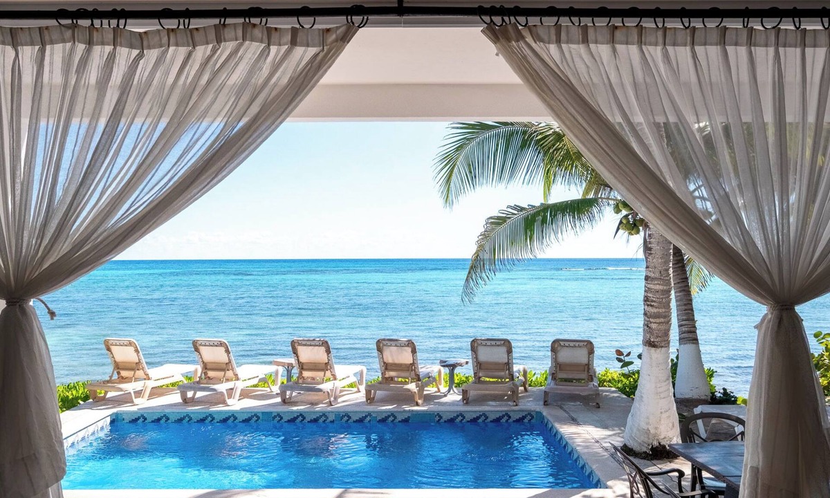 Akumal Villa | Spacious Beachfront Living on Akumal Bay