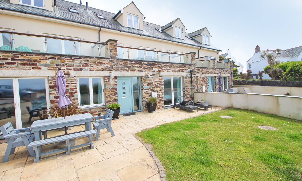 Treyarnon Apartment | Spacious beachside apartment with garden and sea views, dogs welcome