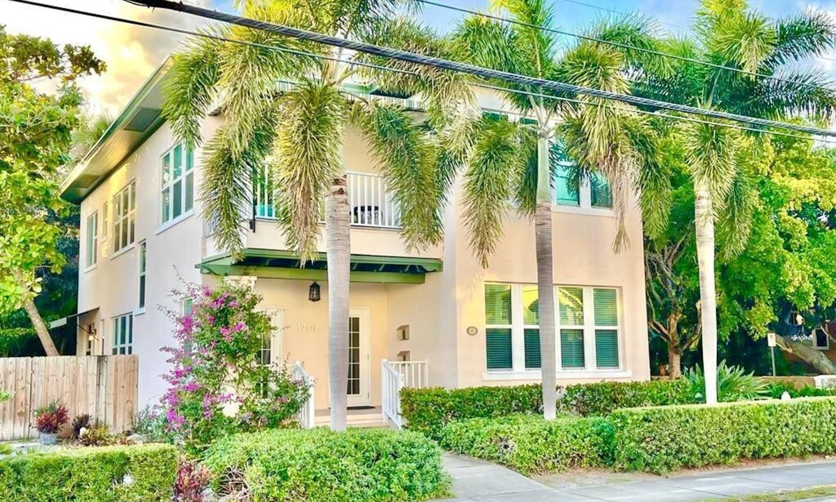 West Palm Beach Apartment | Spacious beautiful 2nd floor of historic home, walk/bike to downtown, Palm Beach