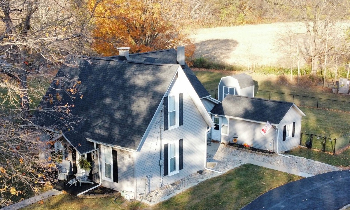 Maxwell House | Spacious Beautiful 1800s Farmhouse ALL Updated with 2 acre quiet rural setting