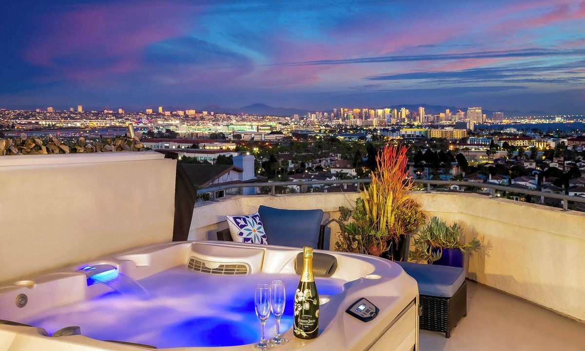 Roseville - Fleet Ridge House | Spacious Beautiful Home with Stunning Bay Views!