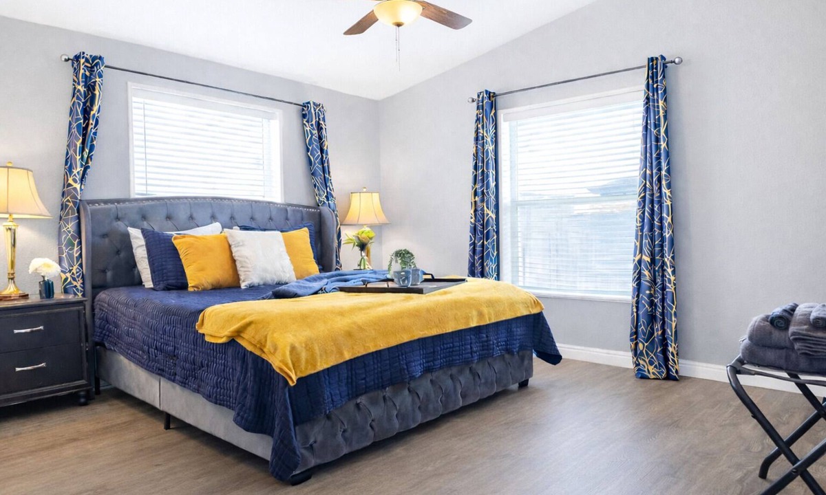 Page House | Spacious bedroom w King Bed/55" TV/Big fenced yard w games/Dogs OK/Boat parking