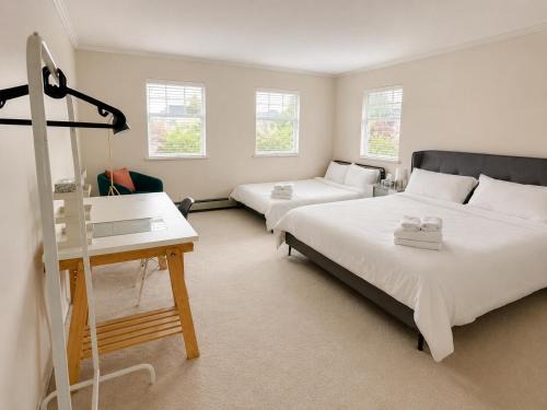Arbutus Ridge House | Spacious bedroom with Ensuite Bath near Kitsilano