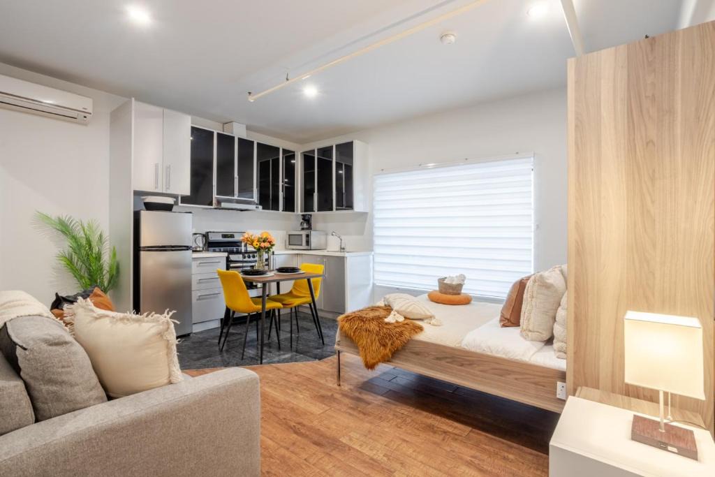Downtown Montreal Apartment | Spacious Bishop Apartment –Prime Downtown Stay