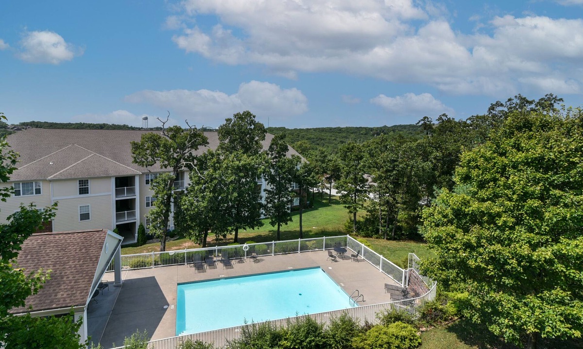 Branson Condo | Spacious Branson Condo w/Pool, Elevator & Great Location Near All Attractions!