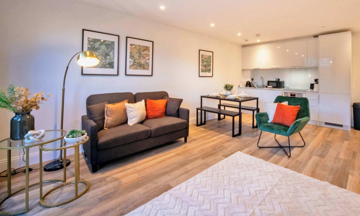 Gravesend Apartment | Spacious & Bright 1 Bedroom Apartment in Gravesend