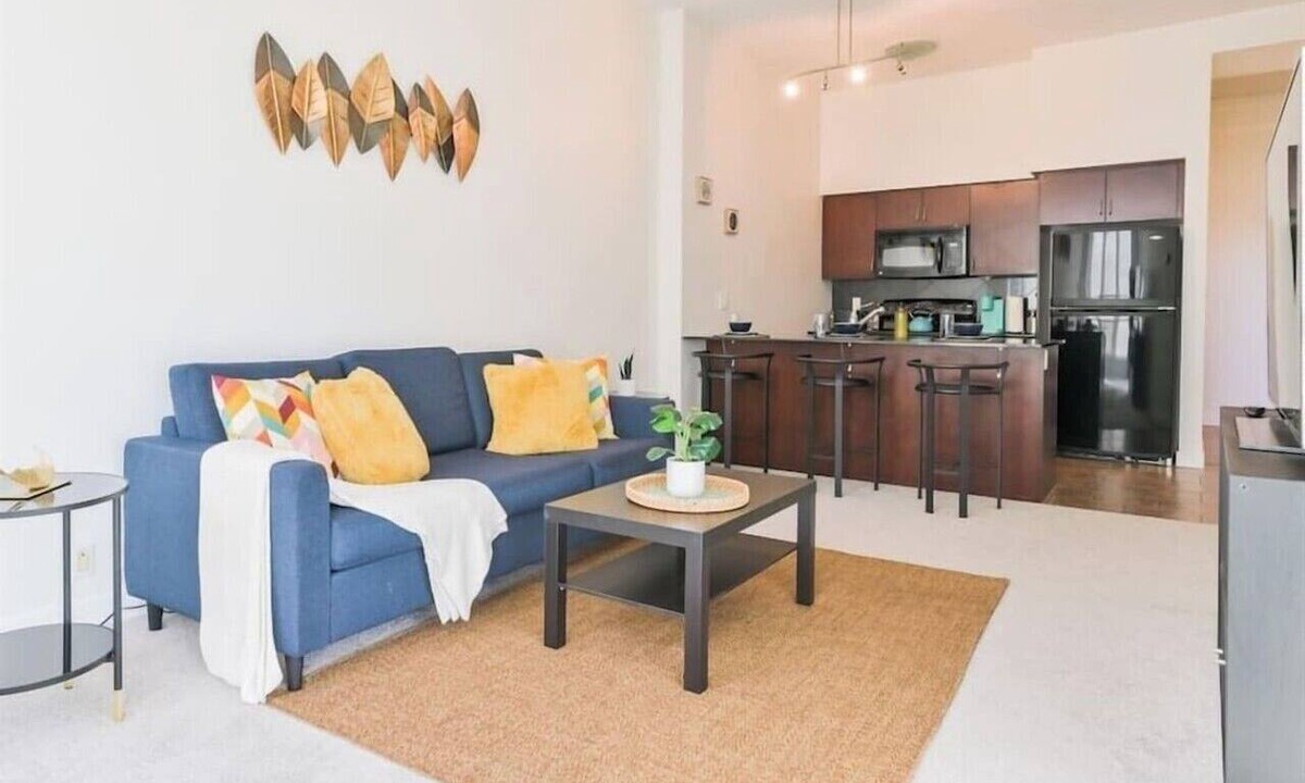 Haysboro Apartment | Spacious & Bright Condo 10 Min from DT