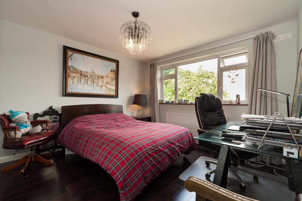 High Barnet Apartment | Spacious Bright Forest View Apartment