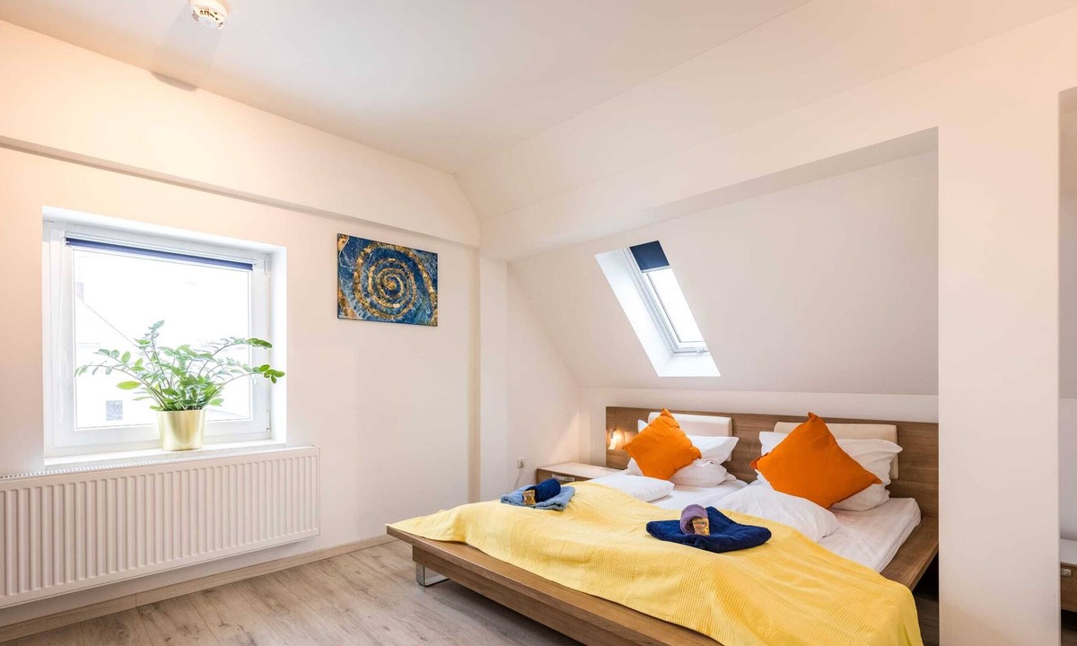 Lechhausen Apartment | Spacious & Bright: King Bed, Kitchen, Free Parking