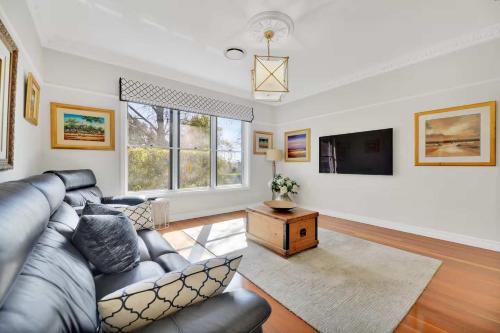 Cotswold Hills House | Spacious Bright & Luxurious 5BR Family Retreat