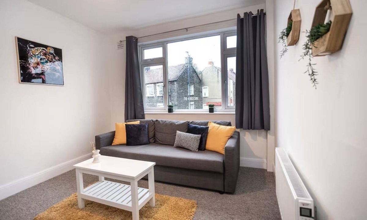 Staple Hill Apartment | Spacious Bristol Flat, 3 Bedrooms, Sleeps upto10-Ideal for Contractors