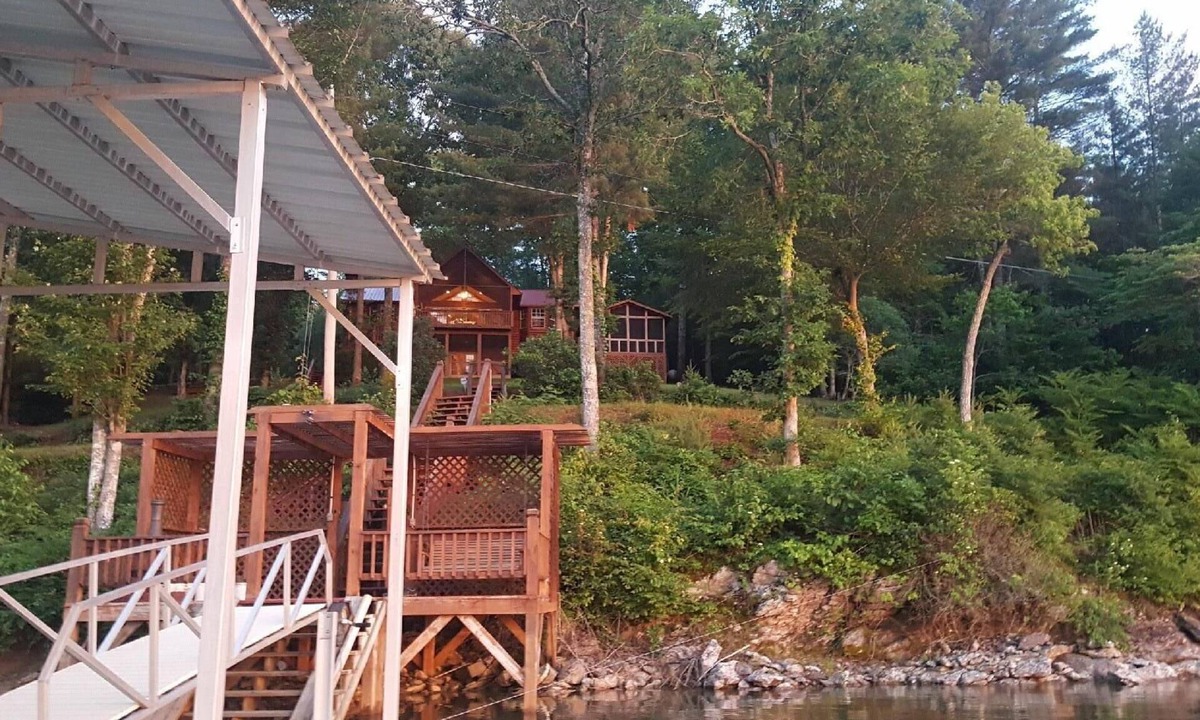 Blairsville Cabin | Spacious cabin located in the Blue Ridge Mountains on the beautiful lake Nottely