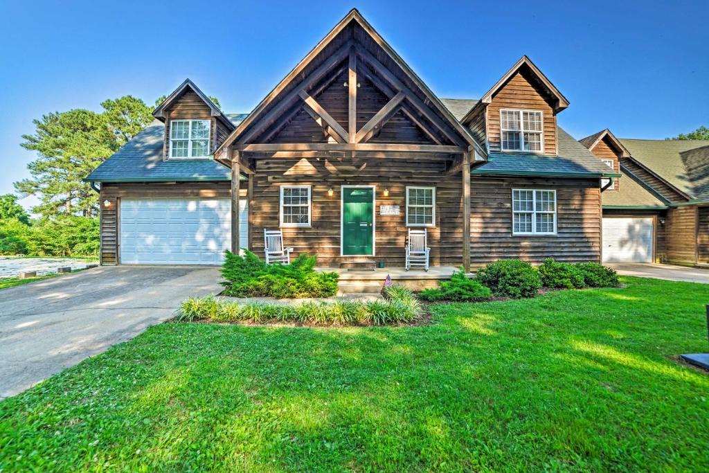 Springville House | Spacious Cabin on Kentucky Lake with Large Deck!