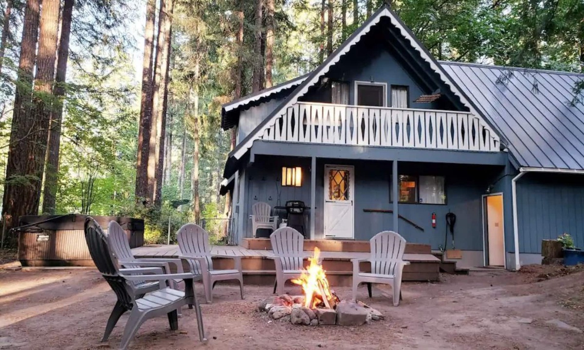 Packwood House | Spacious cabin with hot tub, close to Mt. Rainer