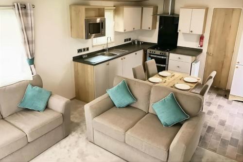 Holworth Apartment | Spacious Caravan - Durdle Door Holiday Park