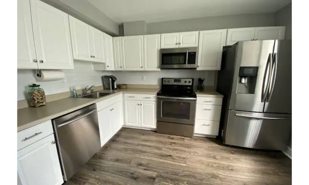 Near East Columbus Cottage | Spacious Carriage House - Olde Towne East - free parking - Super Host