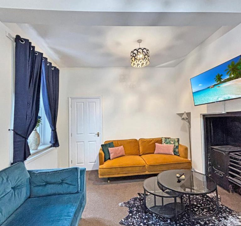 Newark Apartment | Spacious Central Ground Floor Sleeps 6 - Newark Town Centre - Free Parking - Amaya Twelve